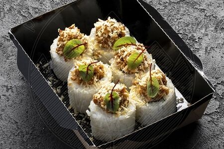 Ролл с тартаром из угря и арахисом