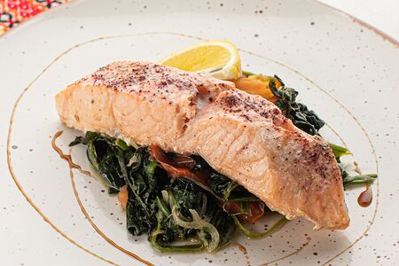 Сьомга, запеченная в собственном соку