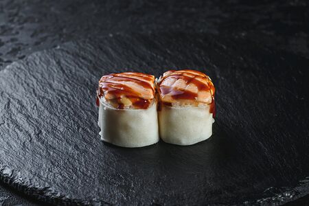 Запечённый ролл с лососем и спайси соусом