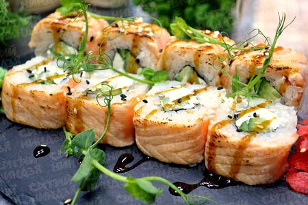 Опаленный лосось с авокадо