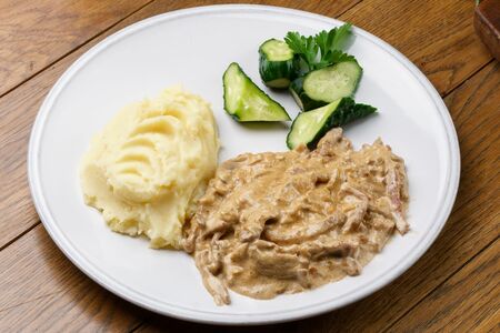 Бефстроганов с картофельным пюре