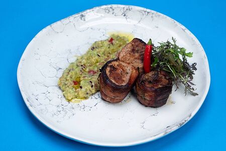 Медальоны из свинины в беконе