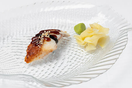 Суши с речным угрем, кунжутом и соусом унаги