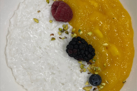 Рисовая каша на кокосовом молоке с манго и маракуйей