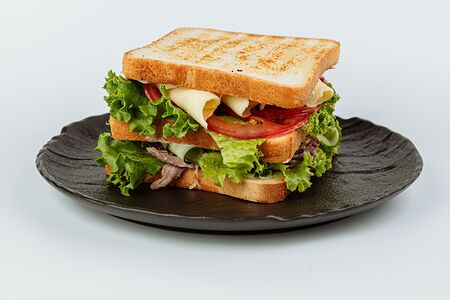 Сэндвич с копчёной уткой, лёгким салатом и горчичным соусом