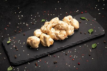 Попкорн куриный в соусе с кунжутом