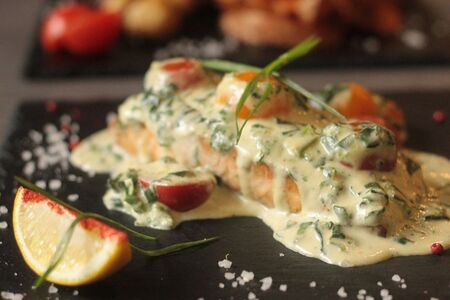 Стейк лосося под сливочно-шпинатным соусом