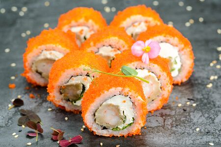 Калифорния с креветкой темпура, салат