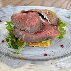 Картофельная вафля с ростбифом