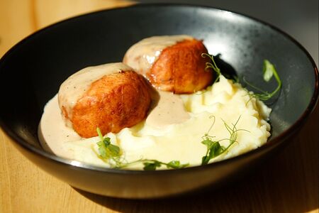 Крабовые котлетки с соусом Черный перец