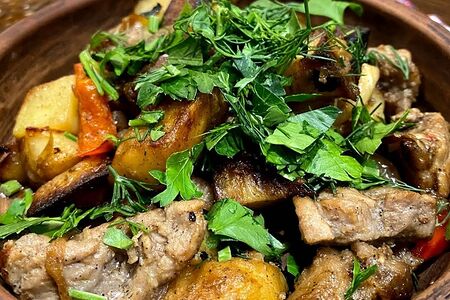 Жаркое из cвинoй шеи по-домашнему топленое в печи с овощами