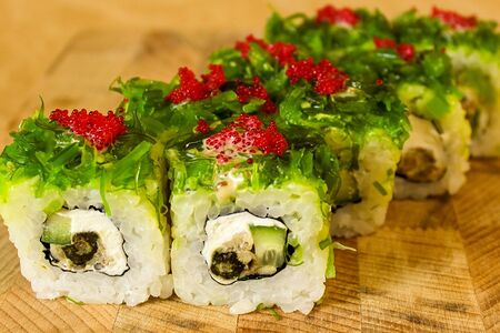 Ролл с мидиями и хияши