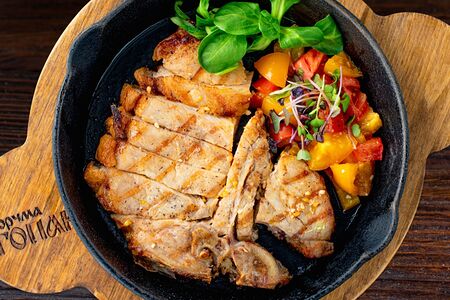 Cвинoй стейк Тамогавк