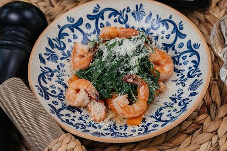 Салат из батата с жареными креветками и рукколой