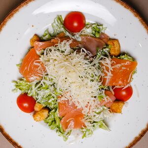 Салат Цезарь с лососем