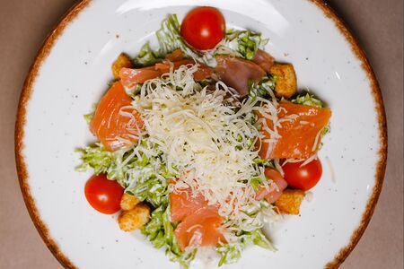 Салат Цезарь с лососем