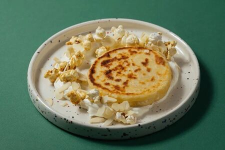 Гранд-сырник с миндальным муссом и попкорном