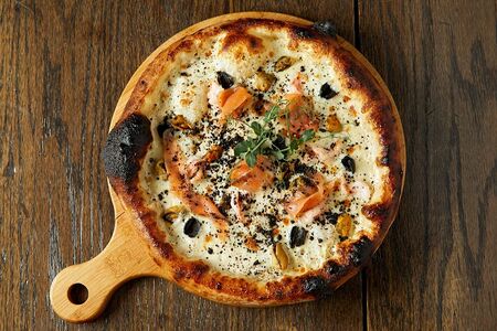 Пицца с лососем и мидиями