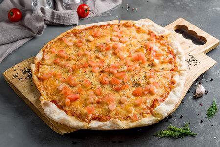 Пицца Маргарита с томатами