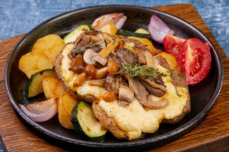 Свинина с жареными грибами