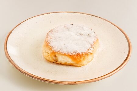 Сырник с изюмом