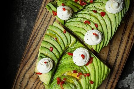 Авокадо-тост с рикоттой