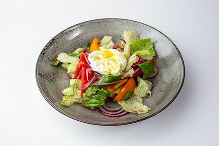 Салат из свежих овощей с яйцом пашот