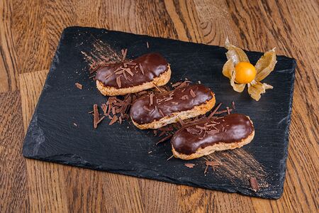 Шоколадные эклеры