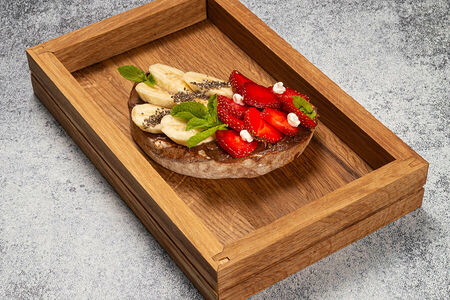 Брускетта нутелла, банан, клубника