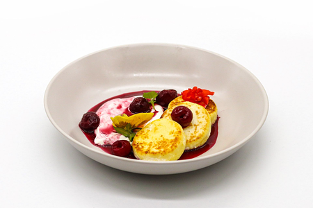 Сырники с домашним вишневым вареньем и сметаной