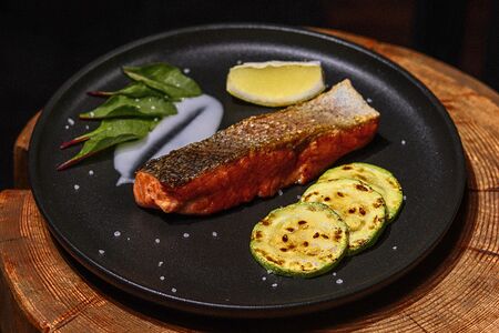 Стейк из форели со сливочным соусом