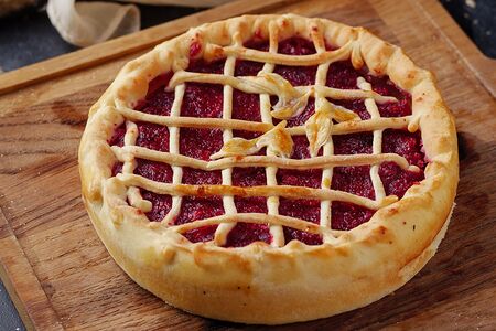 Пирог дрожжевой с брусникой