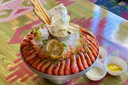 Большое плато из креветок и ассорти соусов