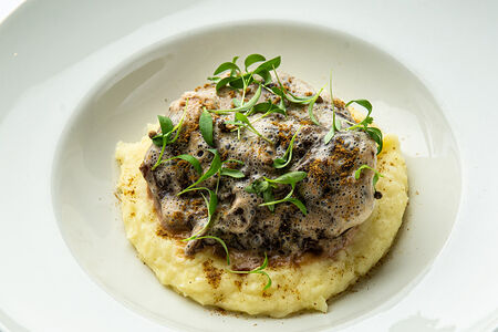 Телячья щека с картофельным пюре