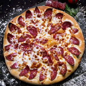 Սալյամիով պիցցա