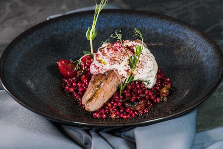 Бедро цыпленка, кисло-сладкий соус, табуле из булгура