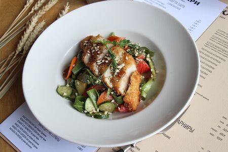 Салат с куриной грудкой и авокадо