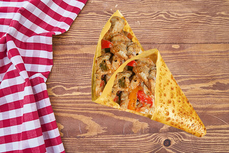 Блины с курицей в белом соусе