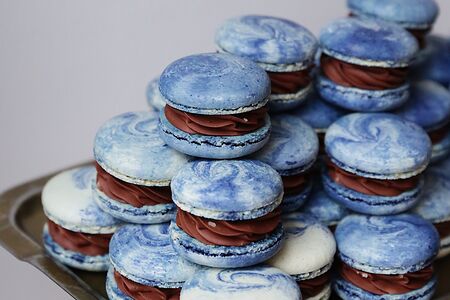 Макарон - Соленый шоколад с ежевикой