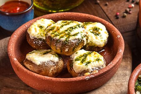 Шампиньоны, запеченные с сыром