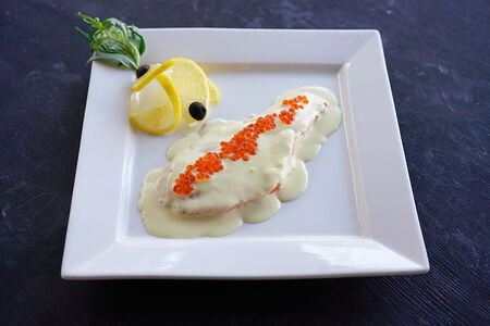 Стейк из семги в сливочно-икорном соусе