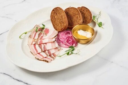 Сало с бородинским хлебом