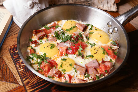 Омлет или яичница с тамбовским окороком и томатами
