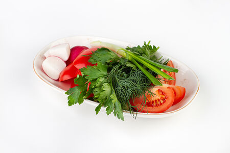 Свежие овощи с сезонной зеленью