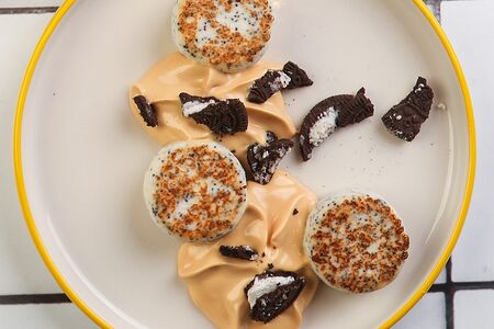 Сырники с маком и муссом из вареной сгущенки