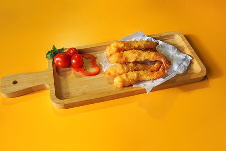 Креветки в кляре с фирменным соусом