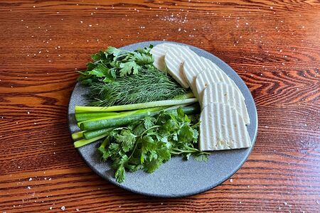 Грузинский сыр с зеленью