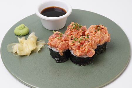 Тартар-ролл с лососем
