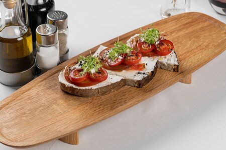 Брускетта с томатами и сыром