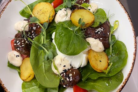 Салат с глазированной печенью и яйцом пашот